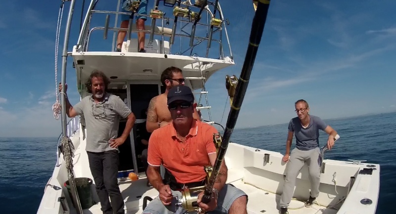 La pêche sur le crochet dans le contact