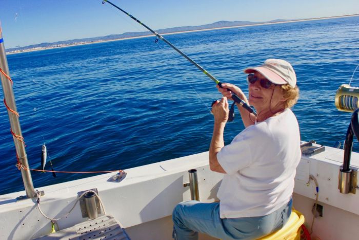 guy et denise pechent un requin peau bleue