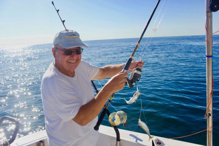 guy et denise pechent un requin peau bleue