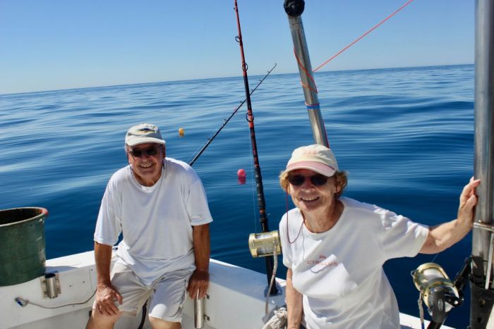 guy et denise pechent un requin peau bleue