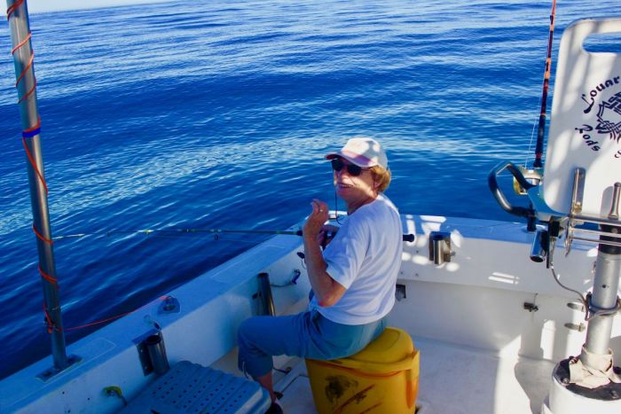 guy et denise pechent un requin peau bleue