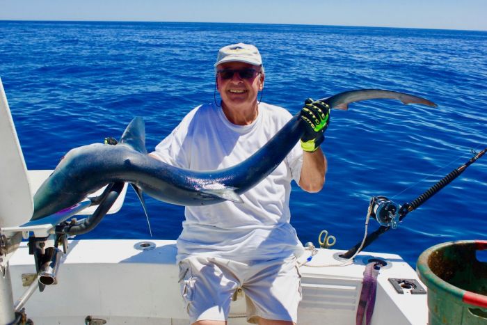 guy et denise pechent un requin peau bleue